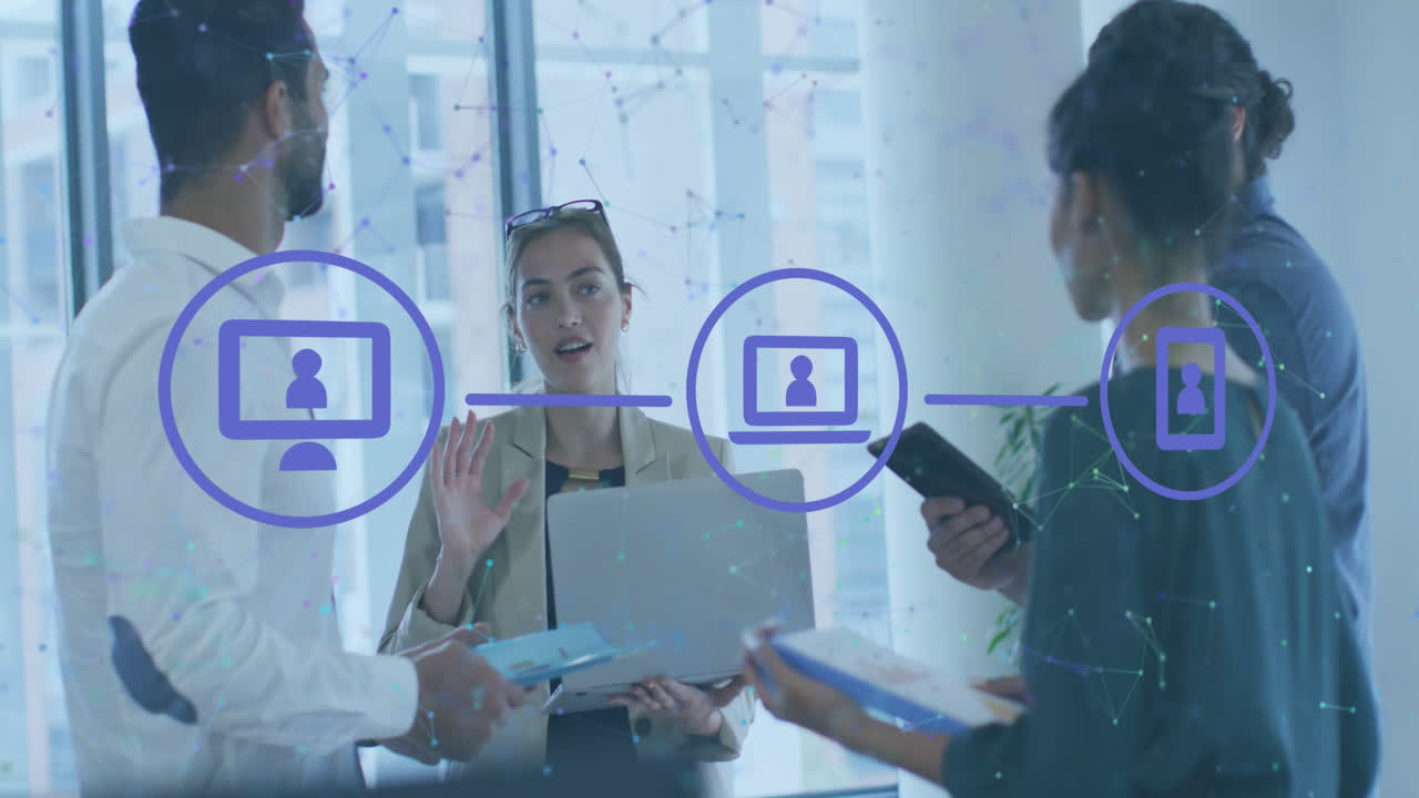 animación de iconos de medios y formas sobre diversas personas de negocios hablando en la oficina.