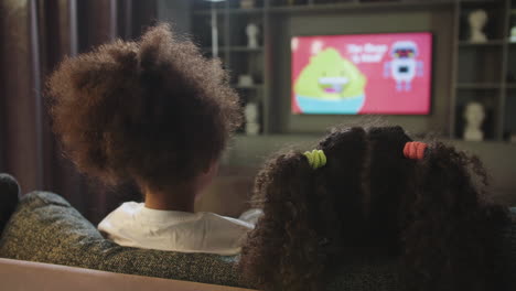 niños viendo películas en casa