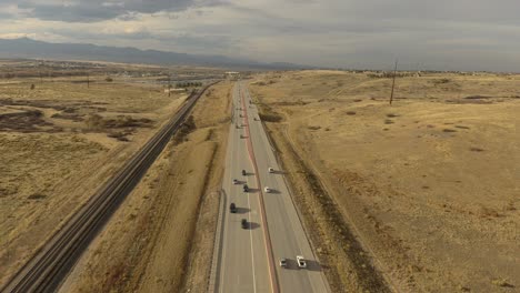 Un-Vuelo-Sobre-La-Autopista-85-Fuera-De-Denver-Colorado