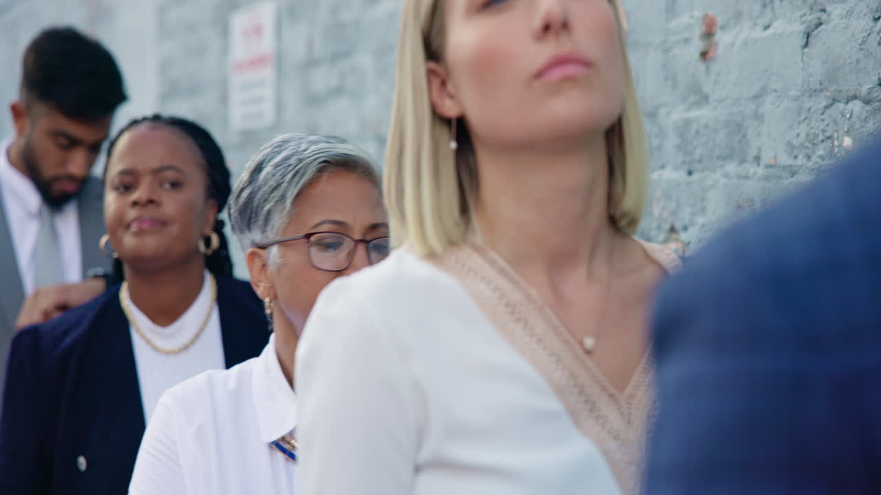 출퇴근, 도시 및 비즈니스 사람들이 기다리고 있습니다.