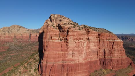 Aerial-view-on-red-sedimentary-rocks-on-Courhouse-Butte,-Arizona-USA