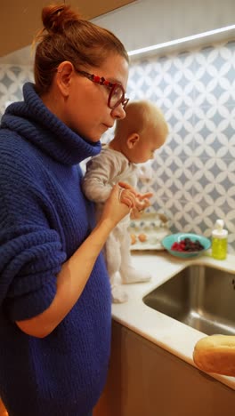 madre y bebé en la cocina