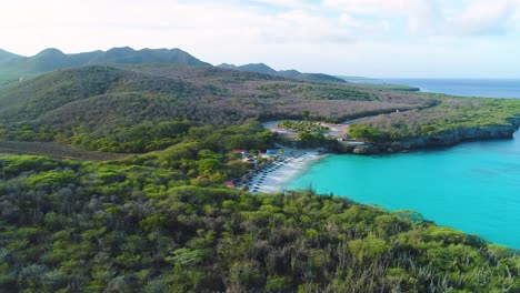 Panorámica-Aérea-De-Camiones-Muestra-La-Arena-Blanca-Y-El-Agua-Clara-De-Playa-Kenapa,-Curazao.