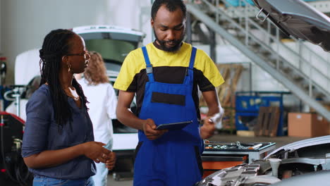 expert showing client car damages