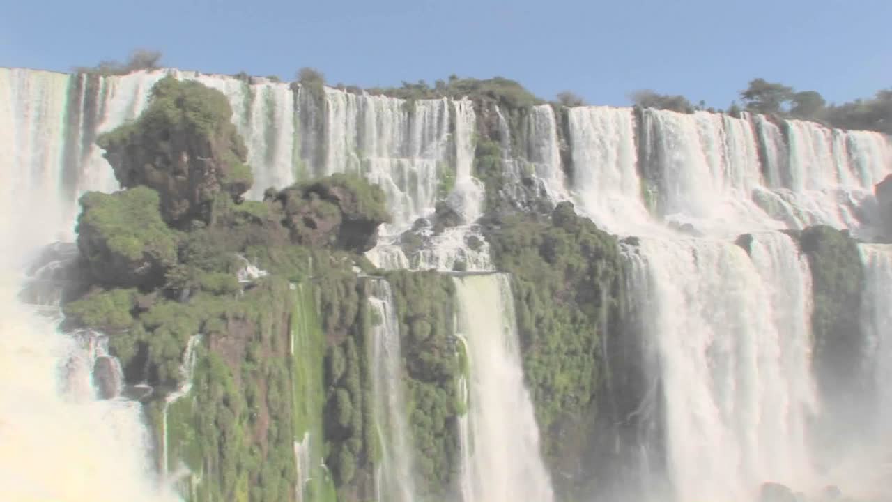 una inclinación hacia abajo de las cataratas del iguazú que fluyen en la frontera entre brasil y argentina