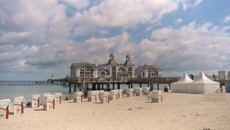 sellin pier - lapso de tiempo diurno de nubes blancas y movimiento de personas en la playa del mar báltico en la isla de rugen, alemania