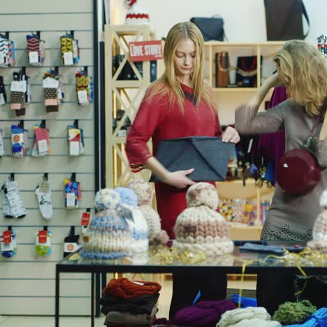 mujeres considerando ropa de verano a la venta en la tienda 1