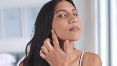 cuidado de la piel, rostro o belleza y una mujer tocando