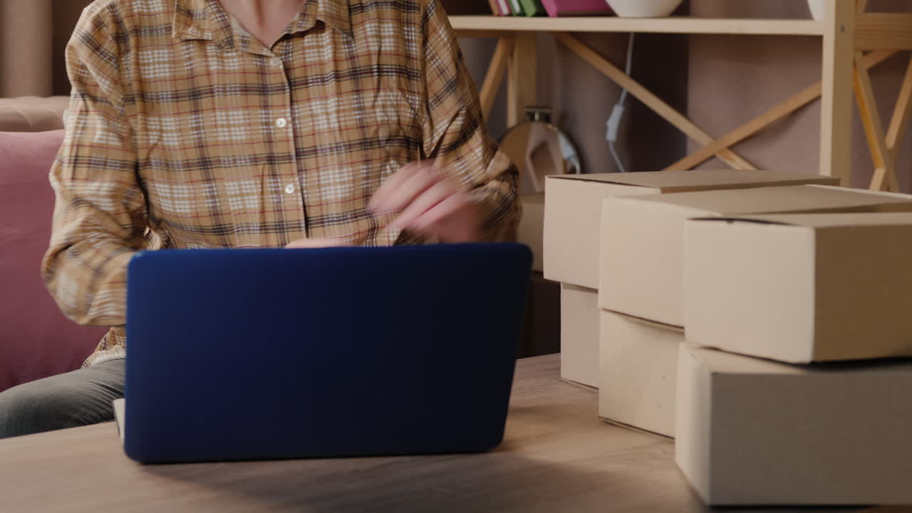 el propietario de una pequeña empresa prepara productos para entregarlos a los clientes mientras trabaja en casa en cuarentena