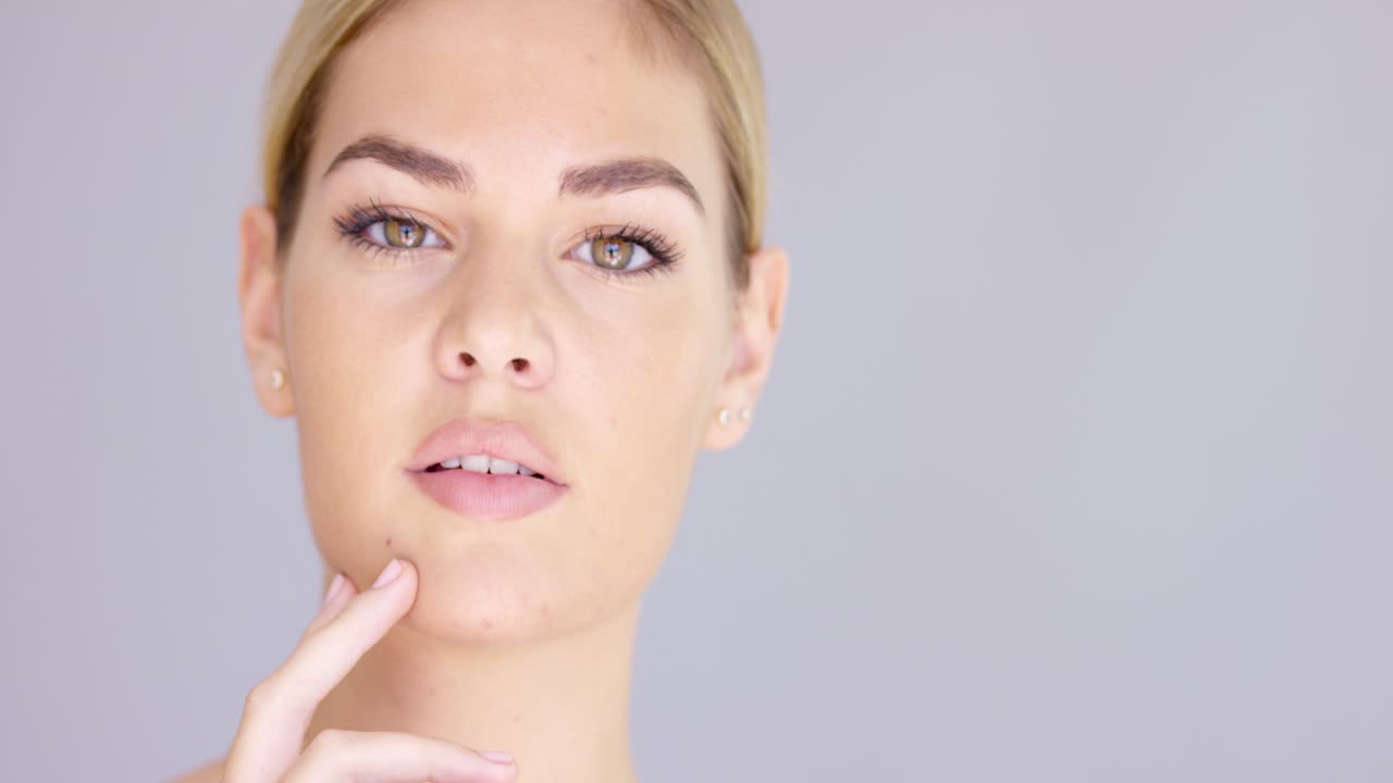 y una joven rubia atractiva posando