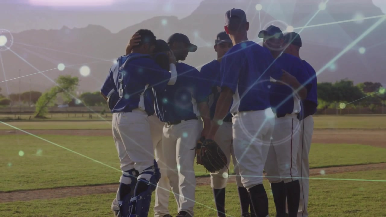 Compagni di squadra di baseball che si stringono in cerchio sul monte di lancio sotto un overlay di rete che rafforza lo spirito di squadra.