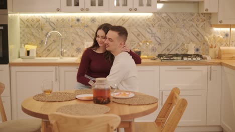 una pareja enamorada está pasando tiempo en casa.