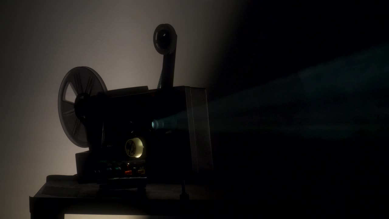 煙の多い部屋にあるスーパー 8 フィルム映写機
