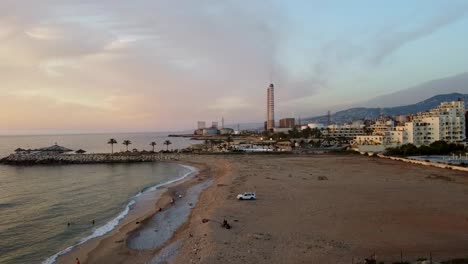 Vista-De-La-Central-Eléctrica-Zouk-Desde-La-Playa-De-Vacaciones-En-Beirut,-Líbano-Al-Atardecer