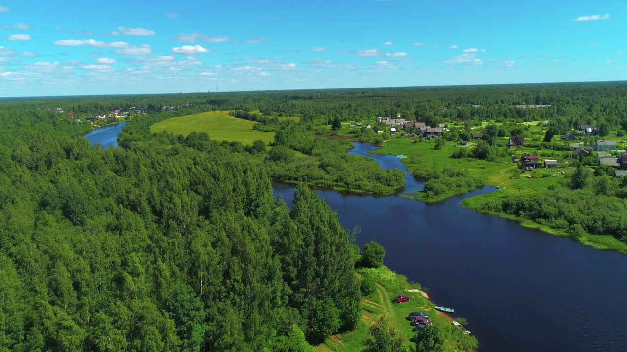 강 근처 에 있는 러시아 마을 의 공중 사진