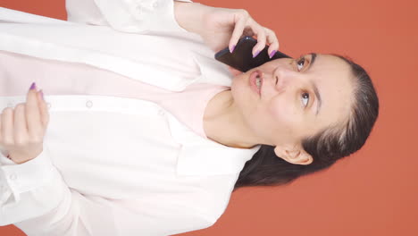 Video-Vertical-De-Una-Mujer-Enojada-Hablando-Por-Teléfono.