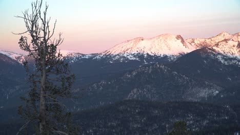 de la belleza de las majestuosas montañas al atardecer