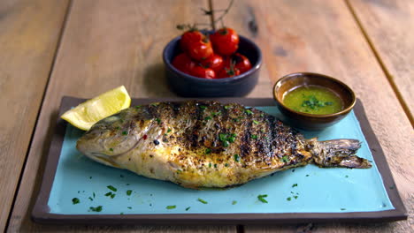 Gegrillter-Ganzer-Fisch,-Geröstete-Tomaten-Und-Dressing,-Zoom