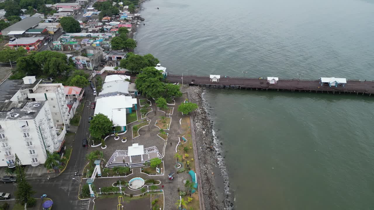 Vista aerea del lungomare di La Ceiba con hotel e molo, Honduras, turismo caraibico