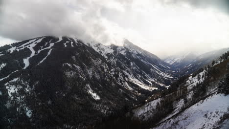 Aspen-Highlands-Zeitraffer-Ajax-Ski-Trail-Läuft-Buttermilch-Schneemassen-Kastanienbraune-Glocken-Pyramidengipfel-Rocky-Mountains-Winter-Grau-Schneebedeckt-Bewölkt-Bewegung-Malerische-Landschaft