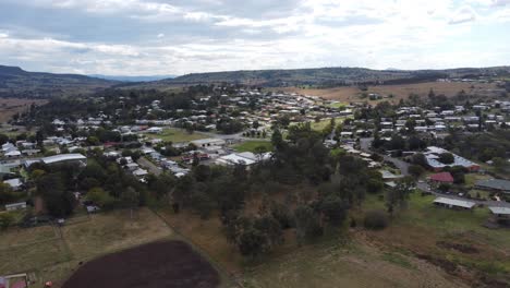 vista aérea de uma típica cidade rural australiana e fazendas