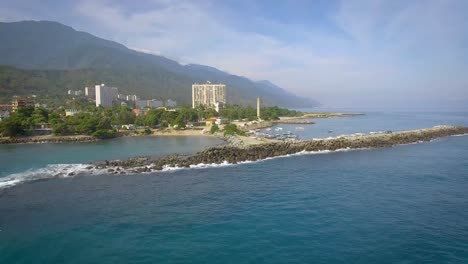 Vista-De-Tiro-De-Drone-De-La-Costa-Del-Rompeolas-En-El-Mar-Caribe-En-Calma