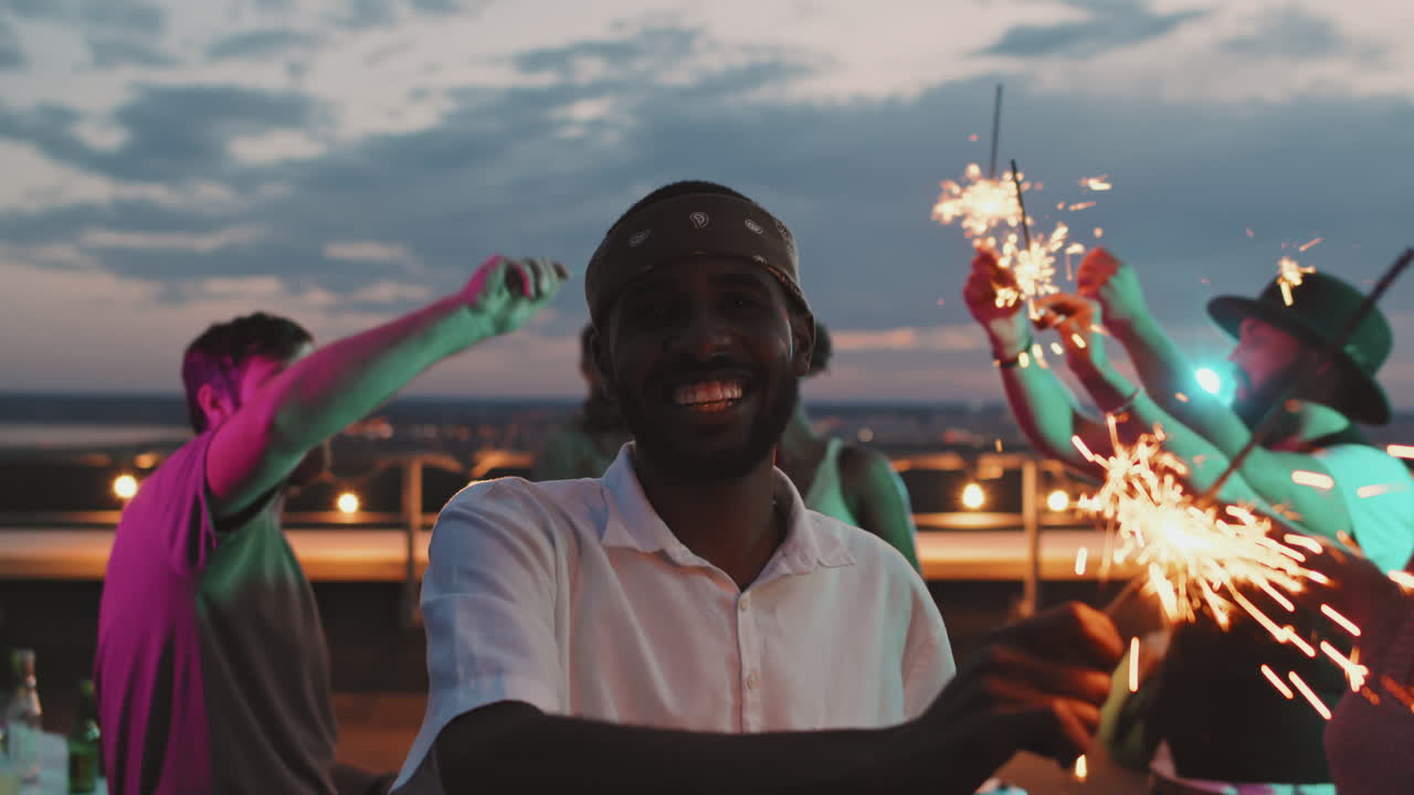Glad afroamerikansk mand med stjernekaster til fest