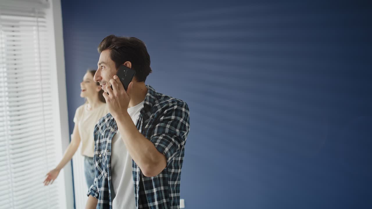 새로운 빈 집에 있는 젊은 부부의 동영상