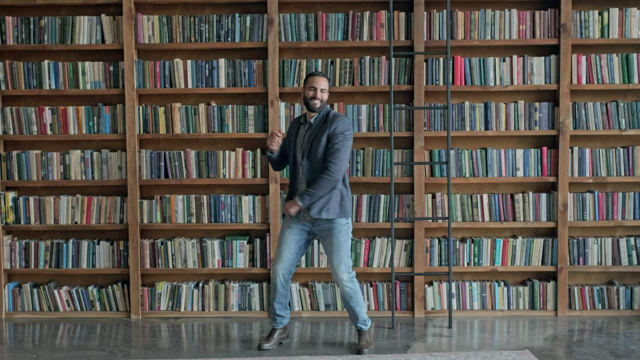 el joven salta y se alegra en la biblioteca.
