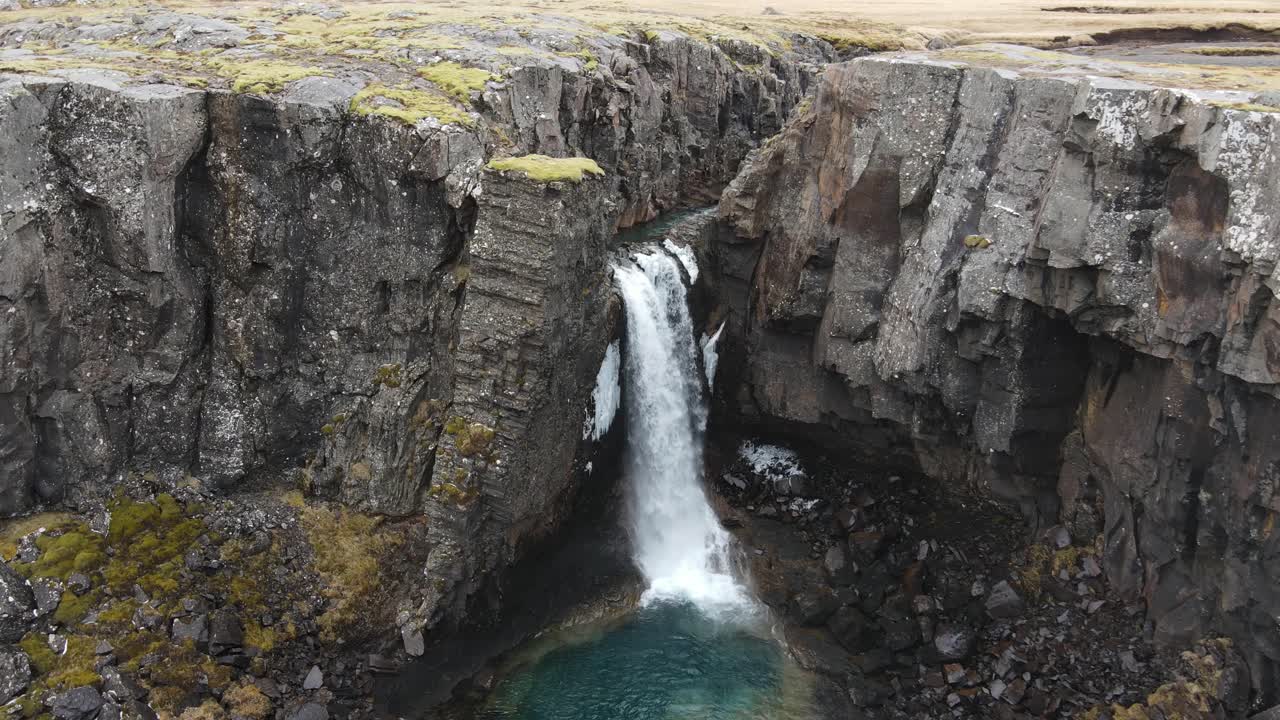 islandia cascada folaldafoss drone aéreo 2.mp4