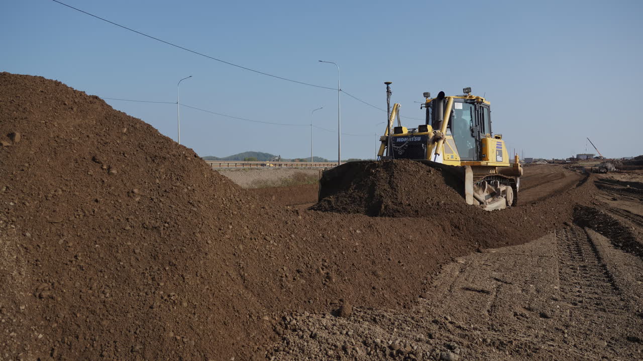excavadora trabajando en un sitio de construcción de carreteras