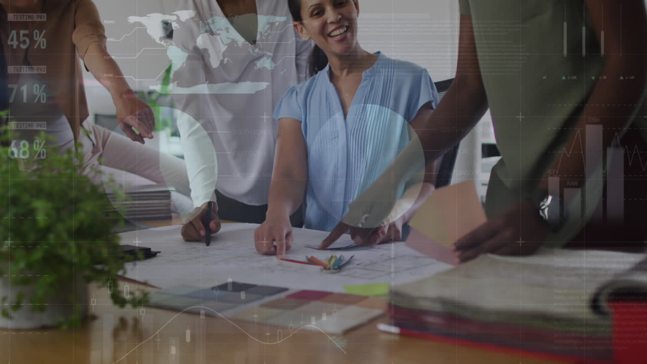 animación del procesamiento de datos estadísticos contra diversos colegas discutiendo sobre un plan en la oficina