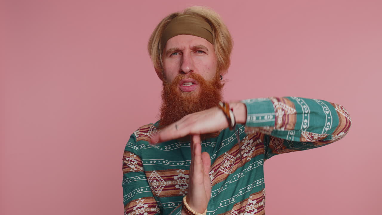 cansado hombre hippie serio mostrando tiempo de espera gesto límite o stop break break, pausa, necesita más tiempo