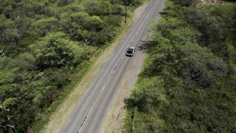 Jeep-Fährt-Auf-Einer-Straße-Durch-Hawaii