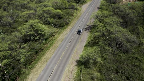 jeep conduciendo por hawaii en una carretera
