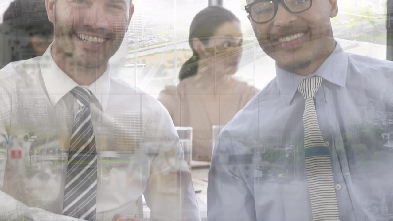Video compuesto de un retrato de dos empresarios diversos estrechándose las manos contra un paisaje urbano.