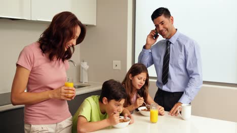 Familia-Sonriente-En-El-Desayuno-Antes-De-Que-El-Padre-Se-Vaya-A-Trabajar