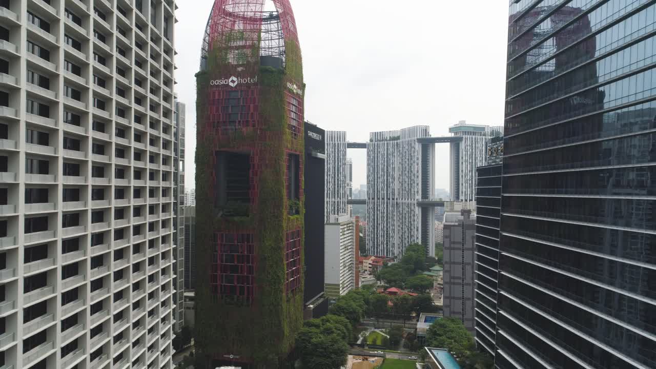 Horizonte da Cidade de Singapura com Hotel de Jardim Vertical Único
