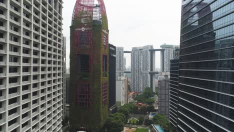 el horizonte de la ciudad de singapur con un hotel de jardín vertical único