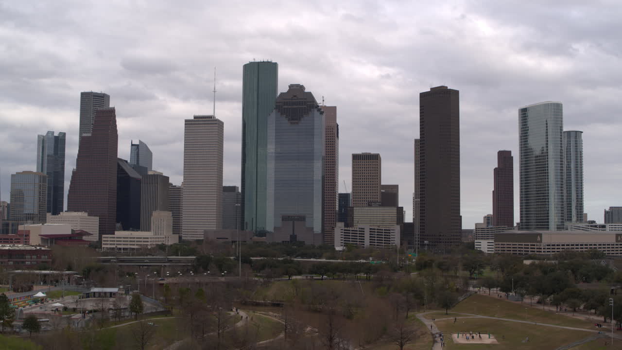 Inquadratura di ambientazione del centro di Houston in una giornata nuvolosa.