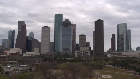 Toma-De-Establecimiento-Del-Centro-De-Houston-En-Un-Día-Nublado