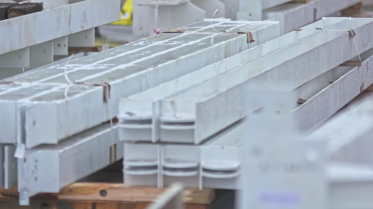 barras de acero húmedas en un sitio de construcción