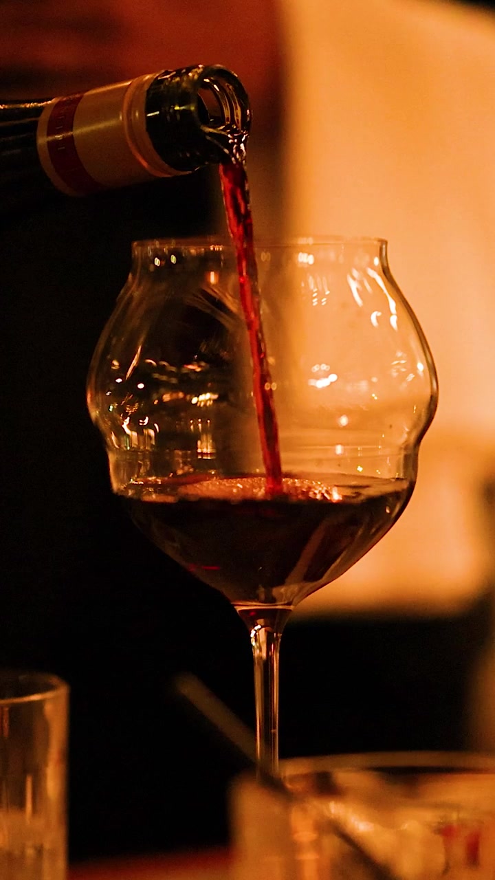 Vino rosso versato in un bicchiere in un ristorante