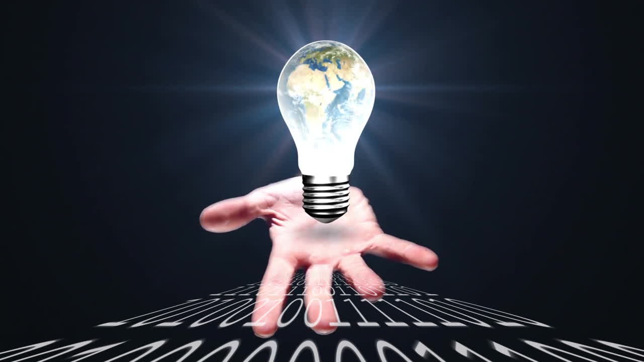 Mano che tiene una lampadina con animazione della Terra su sfondo di codice binario.
