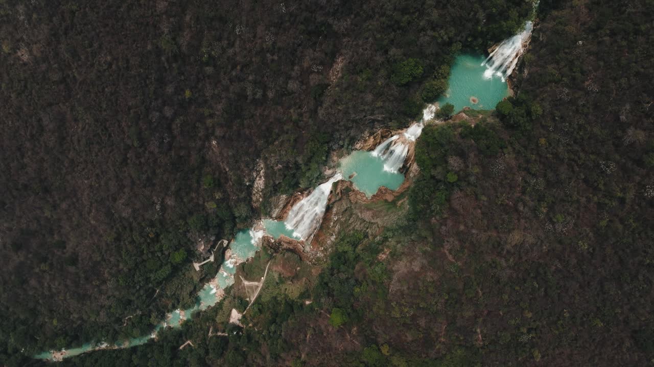 Vista drone della giungla e delle bellissime cascate di Chiflon nello Chiapas, Messico