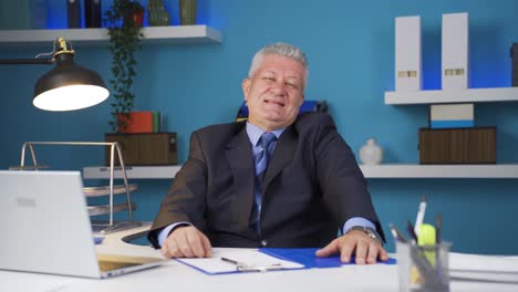 hombre de negocios alegre y cariñoso mirando a la cámara.