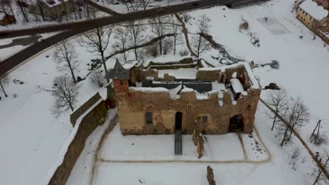 ruinas del antiguo castillo medieval de piedra de la orden de livonia letonia aérea drone top shot desde arriba