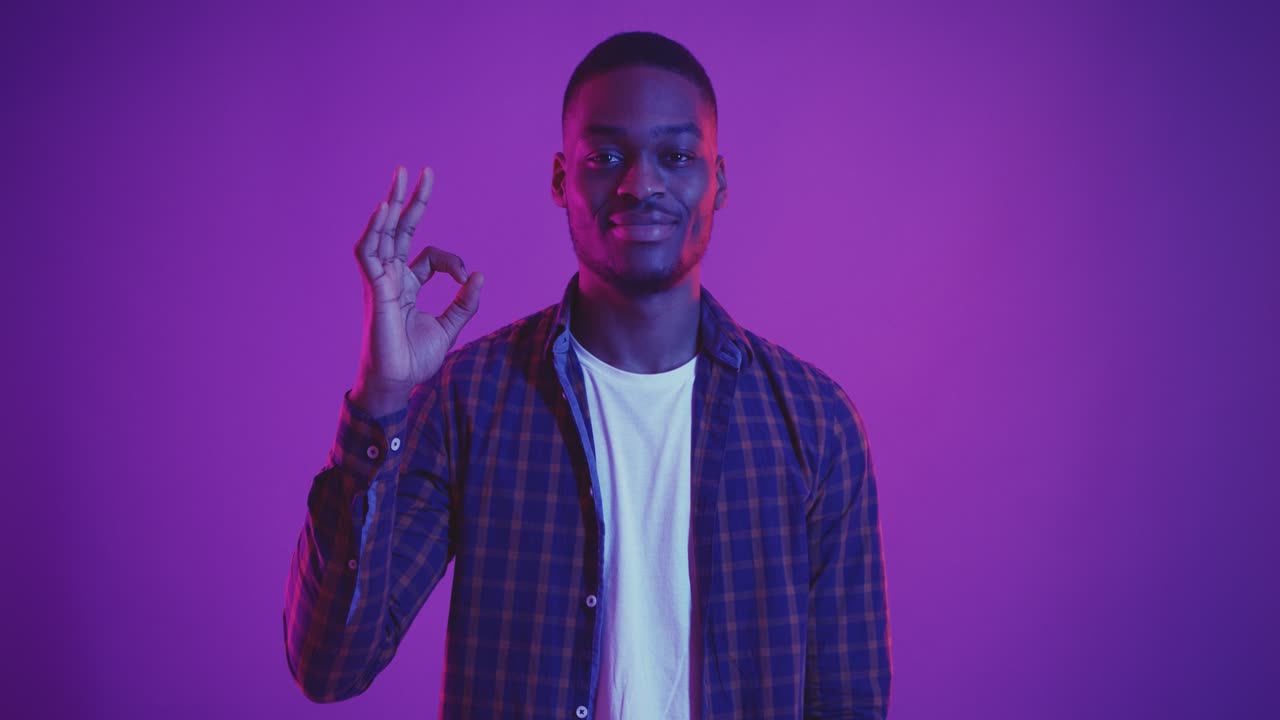 hombre feliz con el signo ok