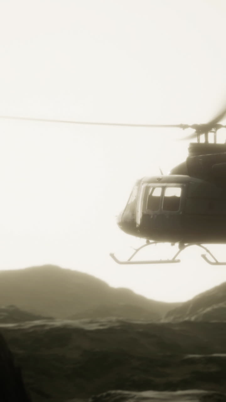 산 위 를 날아다니는 군사 헬리터