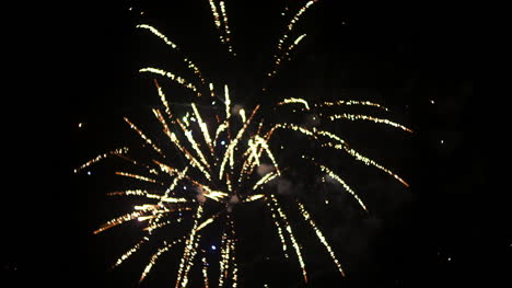 Fuegos-Artificiales-Al-Comienzo-Del-Año-Nuevo-En-Black-Night-2